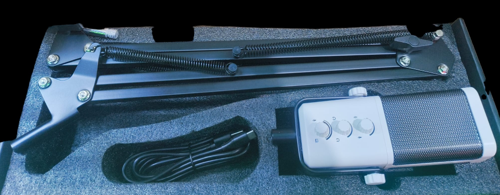 PLAYERS TYPE C MIC WITH STAND, M7. White | ميكروفون من النوع C مع حامل، M7. أبيض